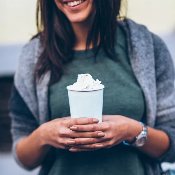 Vrouwelijke gezicht met koffie te gaan — Stockfoto