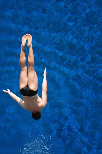 Diver on way down to water — Stock Photo, Image