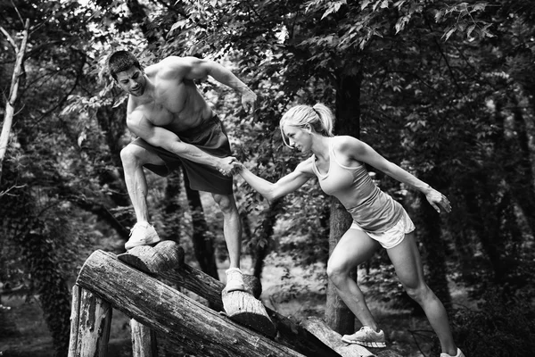 Crossfit pareja en carrera de obstáculos —  Fotos de Stock