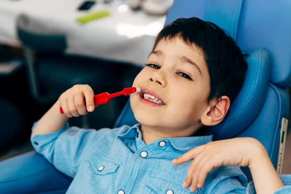 Petit garçon au cabinet du dentiste — Photo