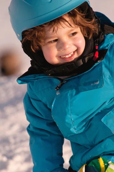 Niño pequeño en la nieve — Foto de Stock