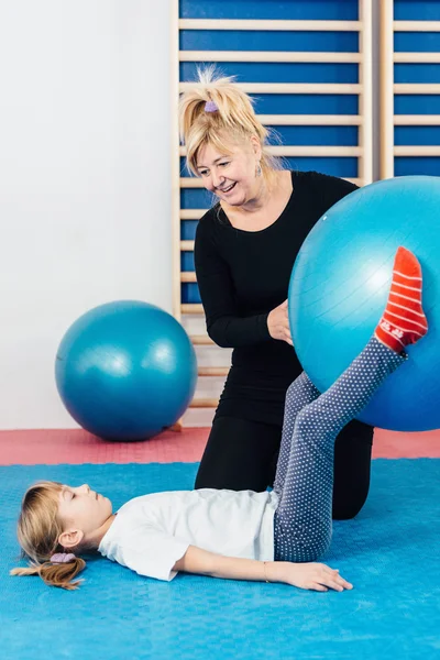 Fisioterapeuta trabajando con chica — Foto de Stock