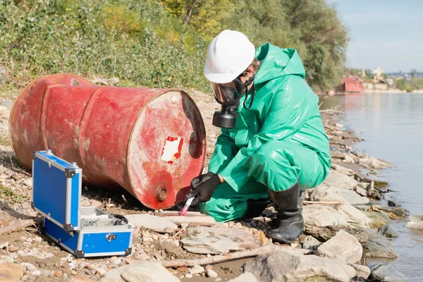 Umweltschützer entnehmen Probe — Stockfoto