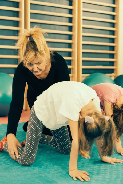 Fisioterapeuta trabajando con niños — Foto de Stock