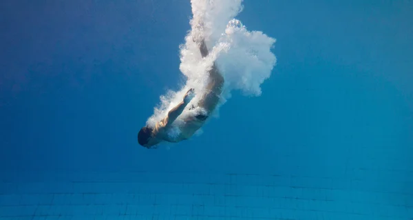 Mergulhador superfície de ruptura da piscina — Fotografia de Stock