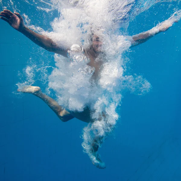 Mann steigt in Pool — Stockfoto