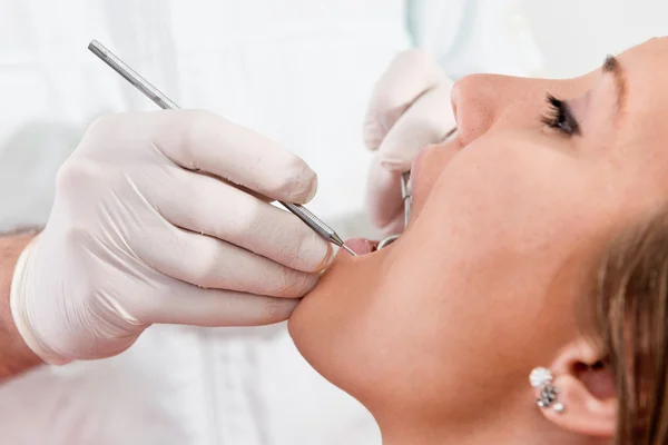 Patient bekommt regelmäßige Zahnuntersuchungen — Stockfoto