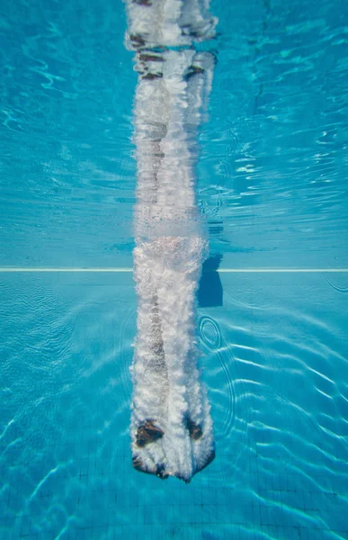 Mergulhador entra na água — Fotografia de Stock