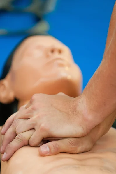 Paramedicus de politiek redden vrouw beoefenen borst compressie — Stockfoto