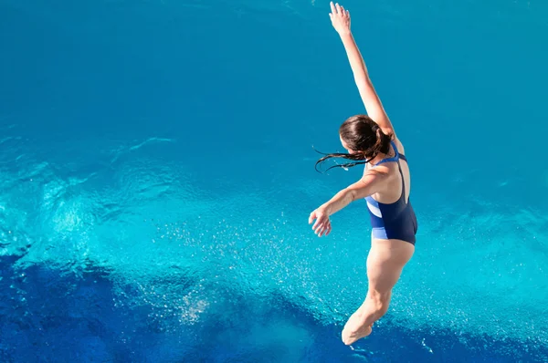 Mädchen im Badeanzug fällt ins Wasser — Stockfoto