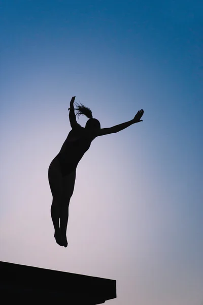 Silhouette of female diver jumping — Stock Photo, Image