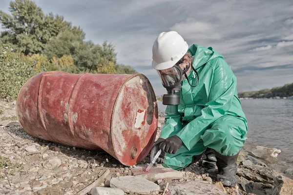 Environmentalist taking sample — Stock Photo, Image