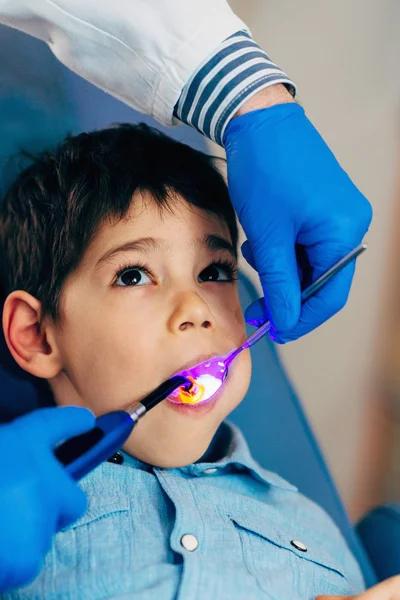 Dentista secando dente menino — Fotografia de Stock
