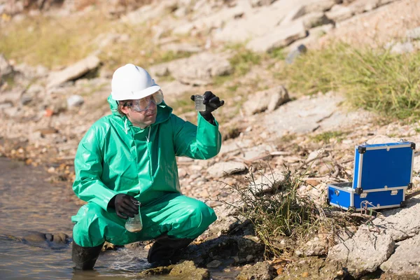 Ambientalista masculino com amostra de água — Fotografia de Stock