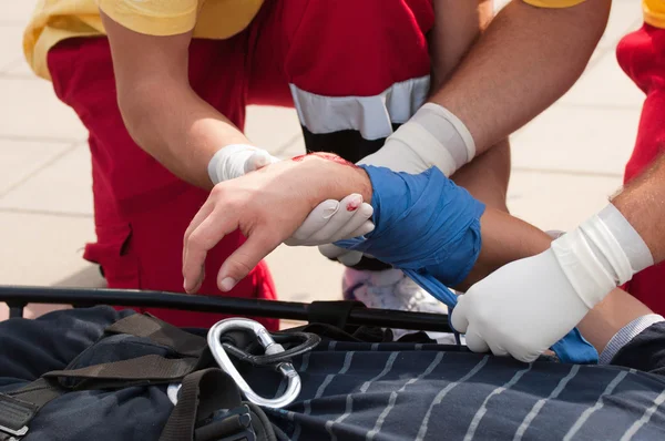 Team van paramedici helpen patiënt — Stockfoto