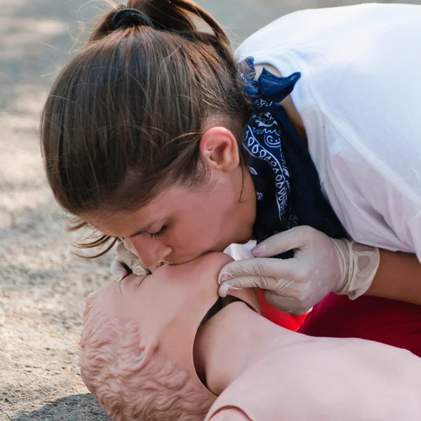 救急救命士が医療運動をシミュレート — ストック写真