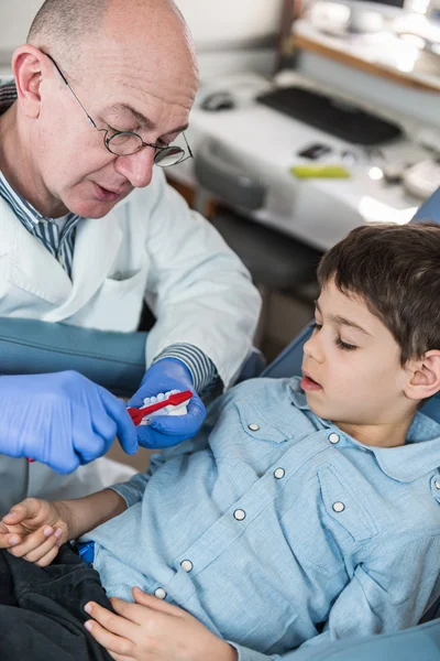 Dentista com menino — Fotografia de Stock