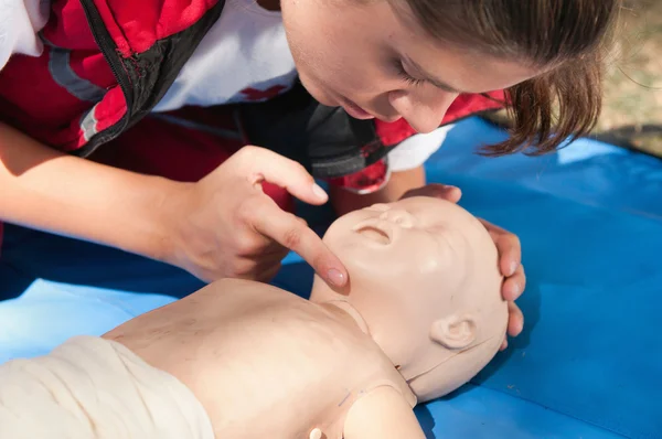 Practicante examinando los pasajes de las vías respiratorias — Foto de Stock