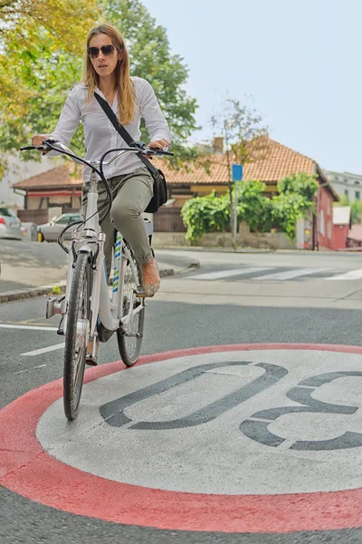 Mujer montando bicicleta eléctrica — Foto de Stock