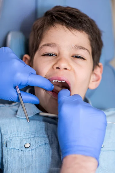 Маленький хлопчик на регулярній стоматологічній перевірці — стокове фото