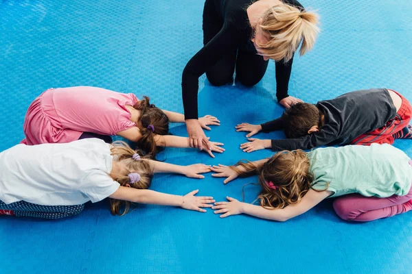 Fiziksel öğretmen çocuklarla çalışmak — Stok fotoğraf