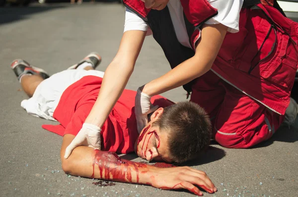 路上の車の事故の犠牲者に救急救命士 — ストック写真