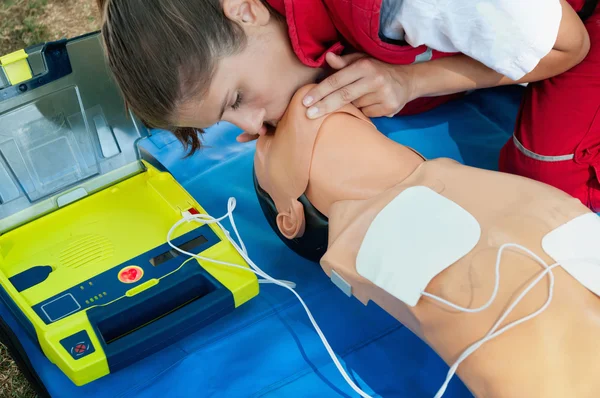 Membro do exercício médico simulado de primeiros socorros — Fotografia de Stock