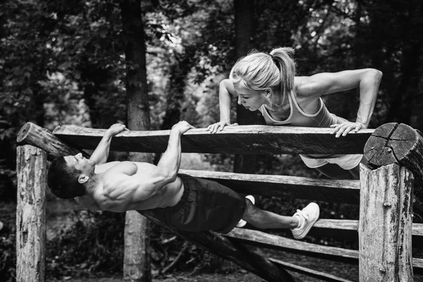 锻炼肌肉运动量来找到夫妇 — 图库照片