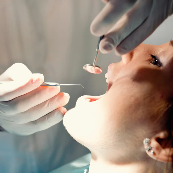 Doente a fazer check-up dentário — Fotografia de Stock