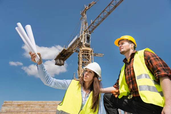 Architect and construction worker on site — Stock Photo, Image