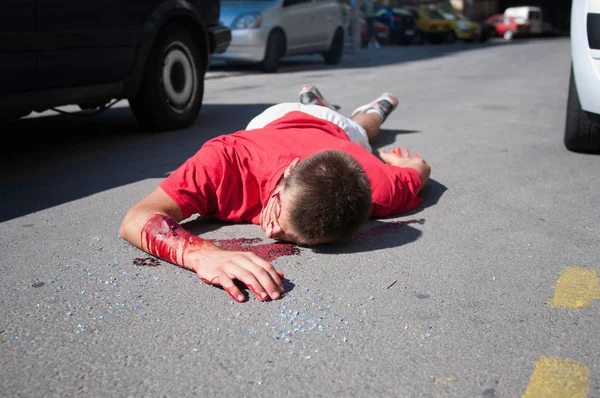 Auto ongeluk slachtoffer liggend op straat — Stockfoto