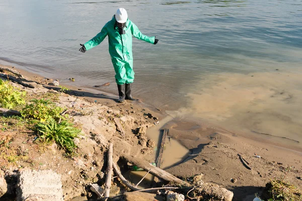 Boos milieuactivist in de buurt van afvalwater — Stockfoto