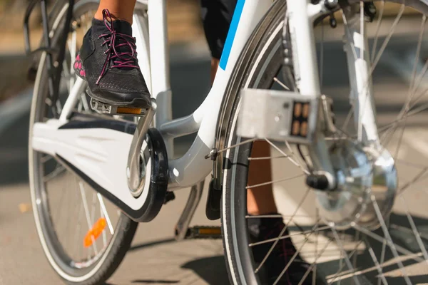 Gamba sul pedale della bicicletta elettrica — Foto Stock