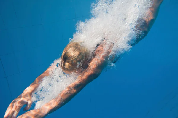 Mädchen taucht in einem Schwimmbad — Stockfoto