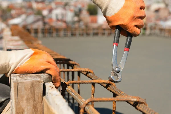 Bindende armatuur met een tang — Stockfoto