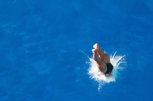 Senhora mergulhador quebra superfície de água calma — Fotografia de Stock