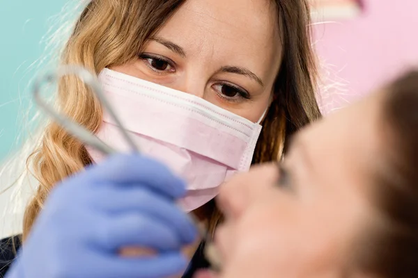 Orthodontist working with patient — Stock Photo, Image