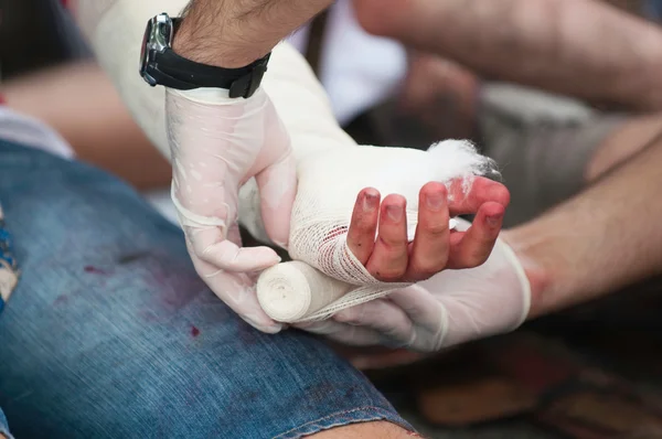 Verbandbehandlung der verletzten Hand — Stockfoto