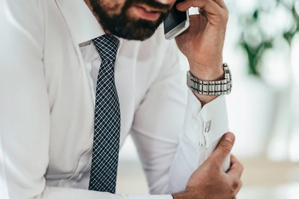 Businessman talking  phone — Stock Photo, Image