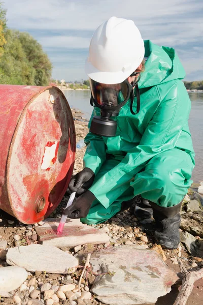 Umweltschützer entnimmt Flüssigkeitsprobe — Stockfoto