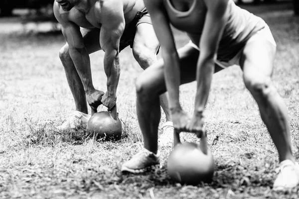 CrossFit pár exercisingt vízforraló harangok — Stock Fotó