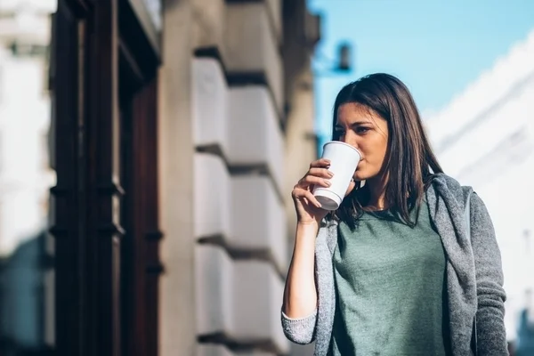 Meisje met take-away koffie — Stockfoto