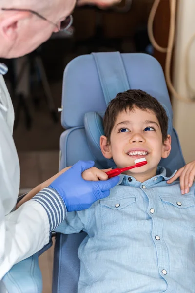 Dentista com menino — Fotografia de Stock