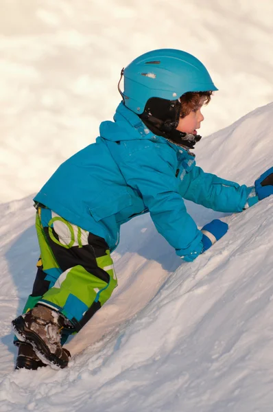 Menino escalando na neve — Fotografia de Stock