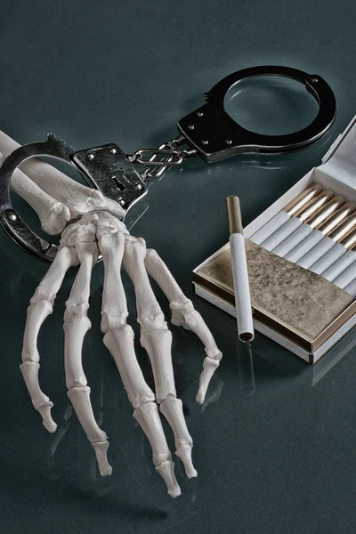 Skelet hand met sigaret — Stockfoto
