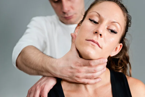 Chiropractor memeriksa leher perempuan — Stok Foto