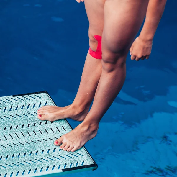 Female diver standing on platform — Stock Photo, Image