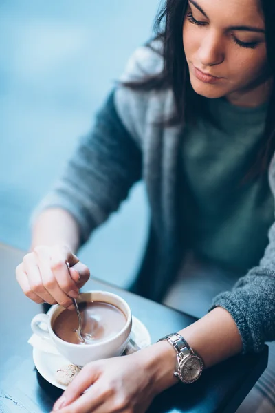 Vrouw met koffie in café — Stockfoto