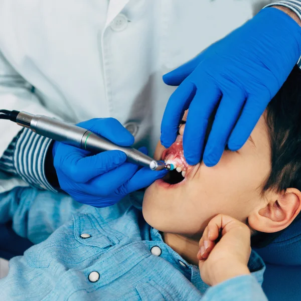 Dentysta i mały chłopiec — Zdjęcie stockowe