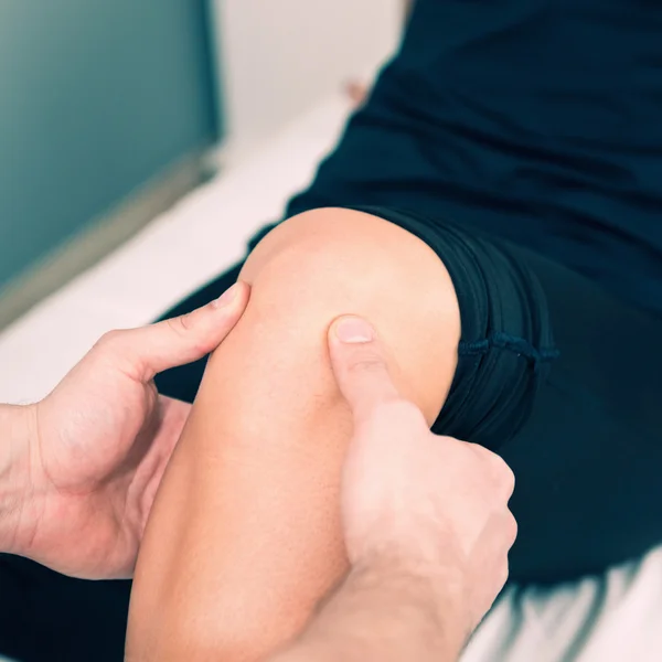 Fisioterapeuta con rodilla de paciente — Foto de Stock